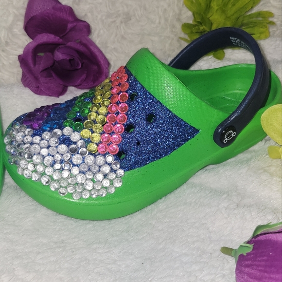 Custom kids' shoes size 13-1 with rainbow bracelet - Picture 3 of 7